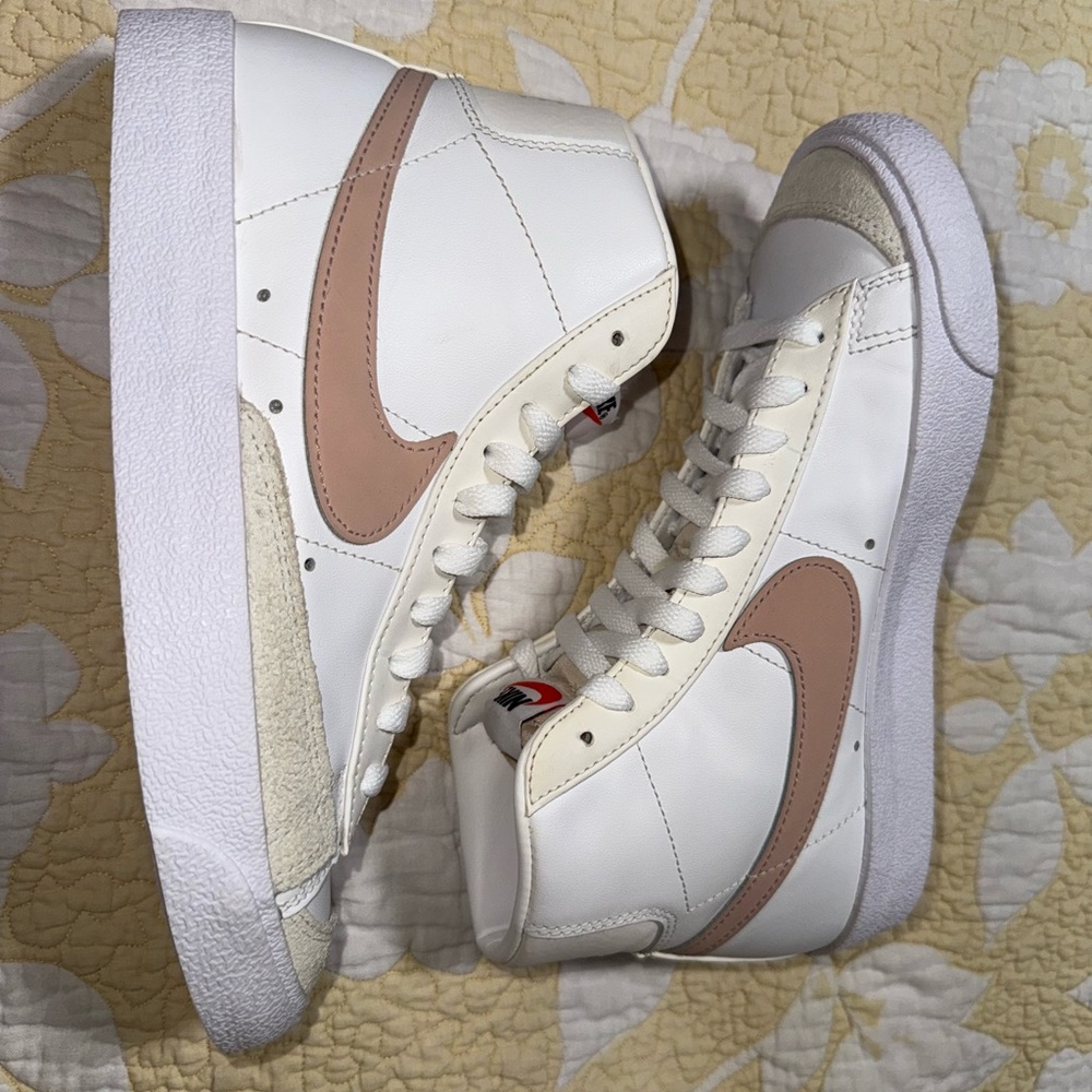 Nike Women's Sneakers - White and light pink